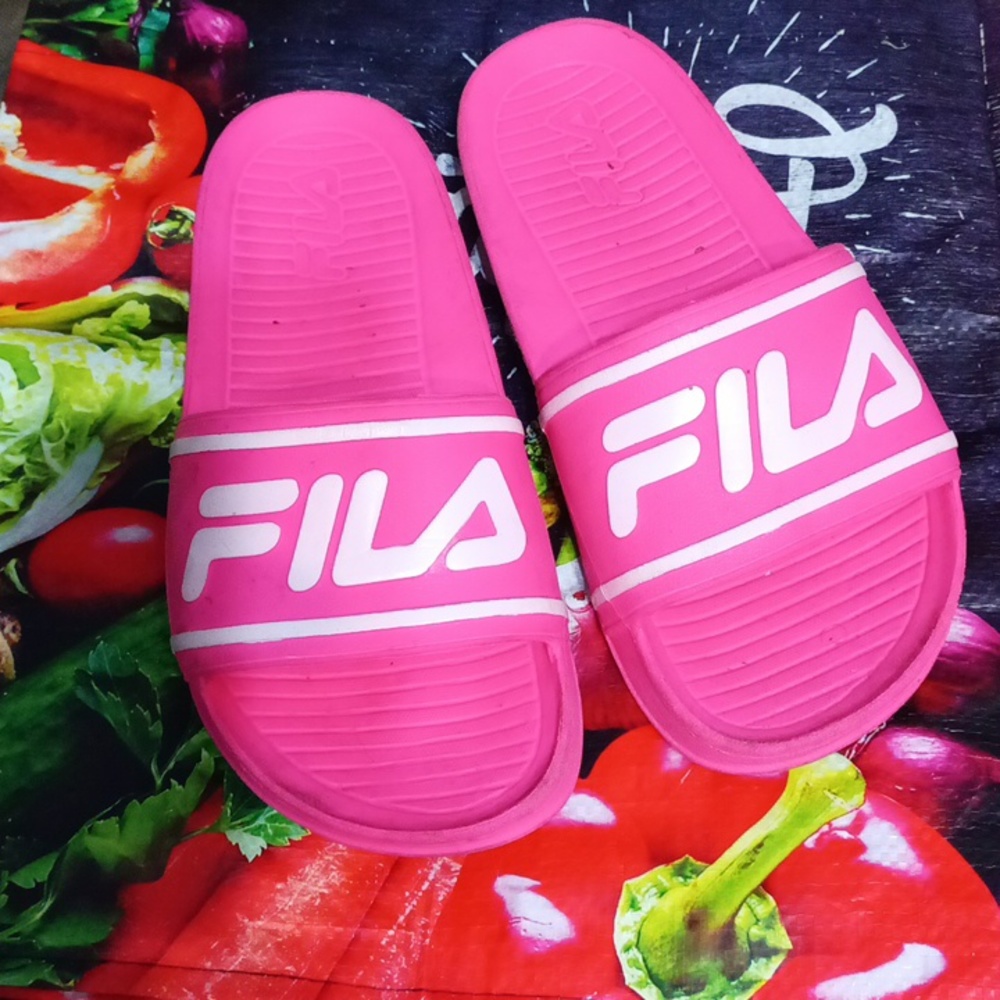 Fila slides pink and white size 9M
